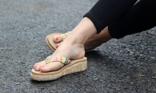 夏天光脚穿凉鞋怎么才不粘脚 夏天光脚穿凉鞋不粘脚方法