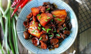 草菇烧肉如何做 家常草菇烧肉的做法步骤