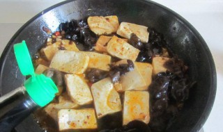 酱烧木耳豆腐如何做 酱烧木耳豆腐的做法