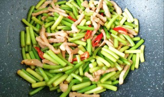 蒜苔肉炒饼的做法窍门 蒜苔肉炒饼做法介绍