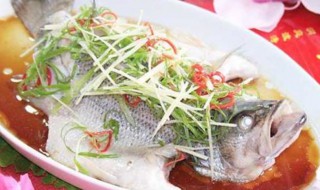 清蒸鲈鱼的简单做法 清蒸鲈鱼怎么好吃
