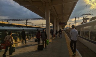 钟声响起归家的信号下一句是什么 钟声响起归家的信号完整歌词介绍