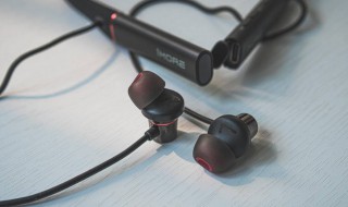 耳机上LR是什么意思 耳机上LR指的是什么