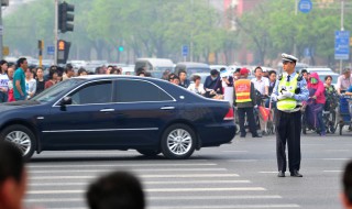 明明闯红灯了怎么没事 这几种情况闯红灯不被罚