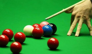 打台球时如何找准击球点 看了你就懂