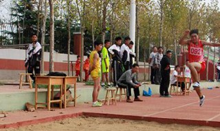 学生跳远方法 怎么练习跳远