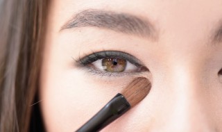 眼线笔的使用方法 使用眼线笔的步骤