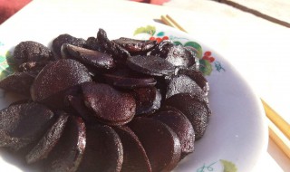 煎血肠方法 特色菜蒜蓉煎血肠的做法介绍