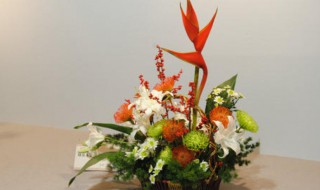 如何根据花瓶正确插花 如何插花