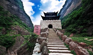 一夫当关万夫莫开描写的是哪个关口的险峻 这句话的出处是哪里