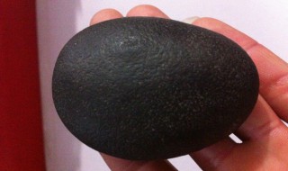 黑色的石头是什么岩石 黑色的石头分为什么岩石