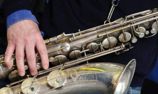 中音萨克斯中低音吹不好怎么修 我们来看看