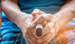 手杖高度是人高度的多少 用什么姿势去测量手杖最佳高度