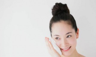为什么我用洗面奶洗完脸之后会有脸部干干的感觉? 具体内容如下