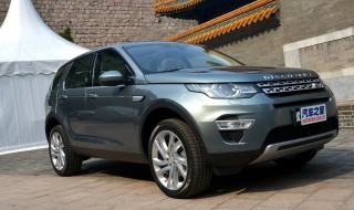 如何判断SUV车前后左右车距 新手开suv判断左右距离技巧