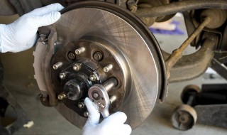 前后轮刹车片一起换吗 看这里