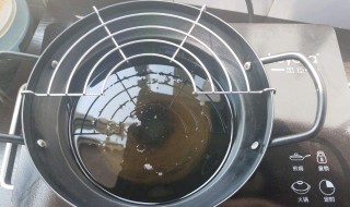 炸锅里的油怎么清油 步骤如下