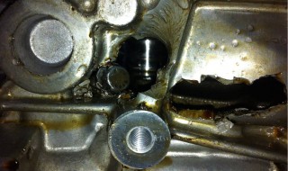 汽车漏机油是怎么回事 是哪个部件出问题了