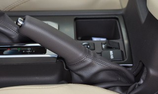 丰田车电子手刹的使用方法 方法如下