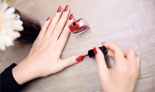 透明指甲油怎么涂好看 聪明的女孩子都在这样做