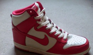 男士红色鞋子配什么裤子 答案如下