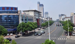 十字路口向左前方咋走 十字路口左前方向行使方法