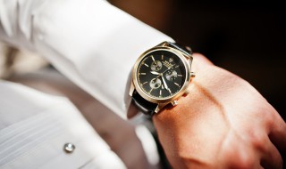 手表后盖怎么打开 开表器的刀口瞄准手表后盖开启口