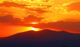 太阳不是突然落山的是什么意思 对太阳不是突然落山的解释