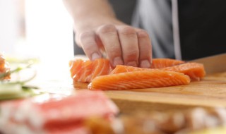 切三文鱼刺身技巧 三文鱼刺身正确切法