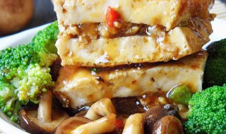 洋葱香菇配豆腐怎么做 洋葱香菇炒豆腐的简单做法介绍