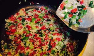 油菜腊肉焖饭如何做 油菜腊肉焖饭怎么做