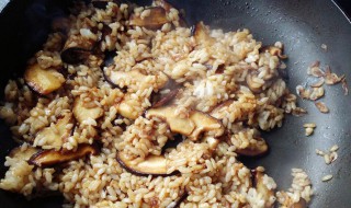 如何做香菇油饭好吃 做香菇油饭的方法