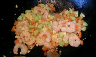 五彩北极虾仁如何做 五彩北极虾仁做法如下