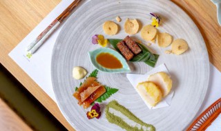 西餐摆盘的技巧 西餐摆盘技巧如下