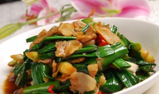 熏肉炒大蒜的方法 如何做家常熏肉炒大蒜