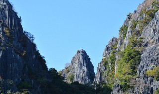 两岸青山相对出是什么意思 两岸青山相对出的原文及翻译