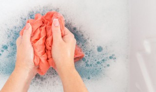 浅色衣服被深色衣服染色了怎么去除 浅色衣服被深色衣服染色了如何去除