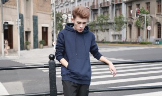 冬天卫衣里面可以怎么穿 冬天卫衣里面都可以怎么穿呢