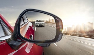 行车时怎样判断汽车左右距离? 通过以下三种方式借助查看