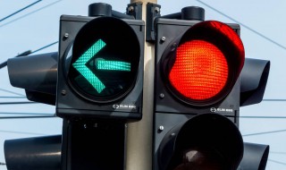 红绿灯开到中间变红灯了 不算闯红灯