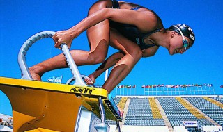 游泳跳台技巧 游泳的时候在跳台上入水有什么技巧么