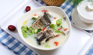 水煮鲫鱼的做法简单又好吃 怎么做清淡好吃的水煮鲫鱼