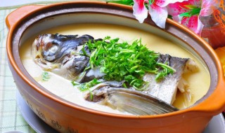 如何做砂锅胖头鱼头 制作砂锅胖头鱼头的方法