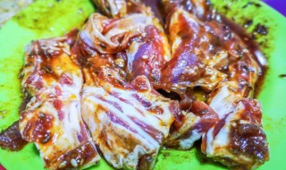 腌蒜烤羊肉教程 蒜粒烤羊肉的做法