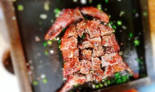 铁板手撕鸭制作方法 怎么做铁板手撕鸭