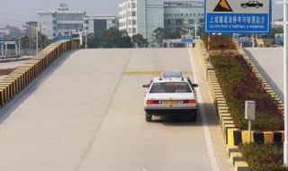 c2科目二坡道起步技巧教程 科目二坡道起步技巧