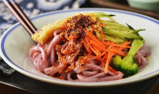 火龙果怎样做凉皮 火龙果做凉皮方法如下