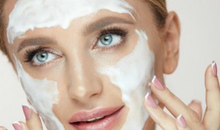 脸干燥起皮怎么解决好 脸干燥起皮的解决方法