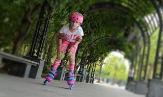 轮滑儿童简单技巧教学 儿童者轮滑如何学习