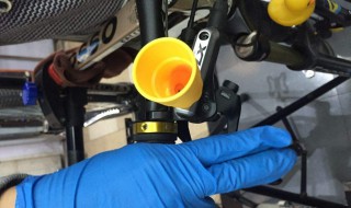 一个人如何换刹车油 自己动手更换刹车油